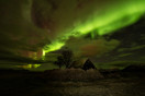 Noorderlicht boven het oudste kerkje van IJsland